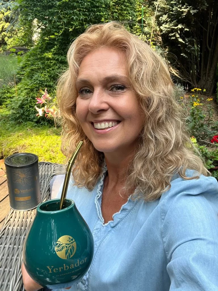 Ewa Wachowic podczas picia Yerba mate