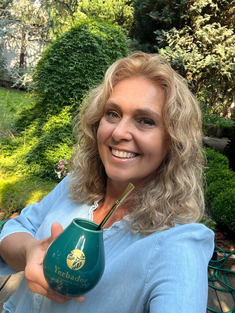 Ewa Wachowic pijąca Yerba mate od Yerbador