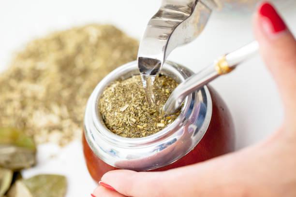 Yerba mate podczas zalewania