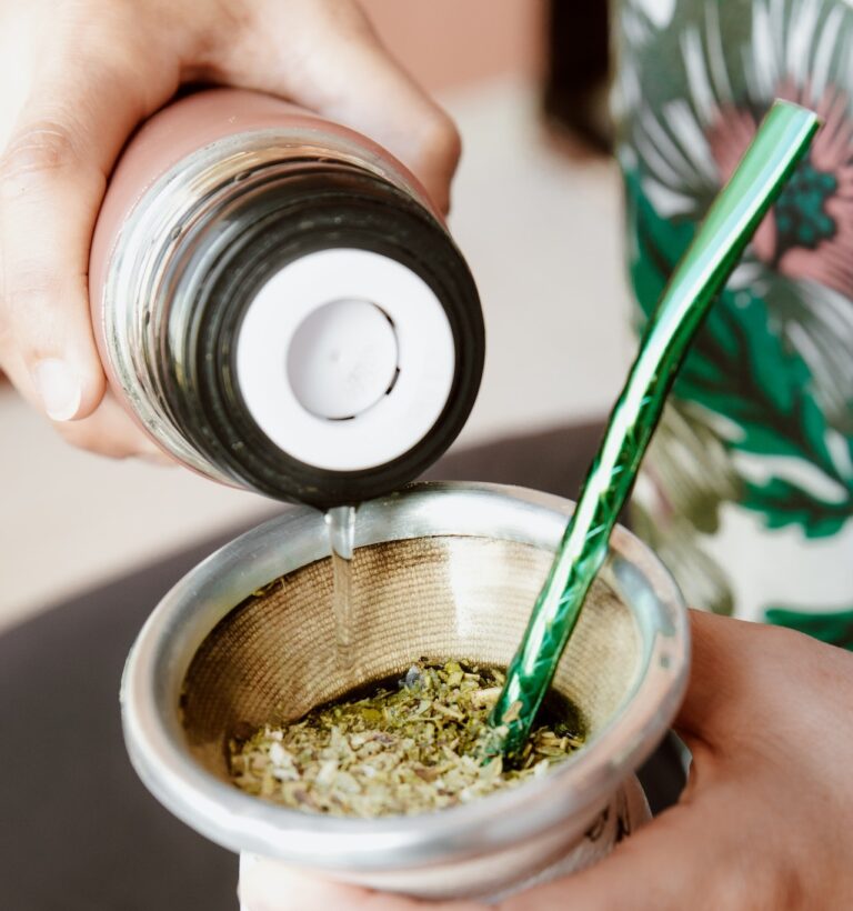 Yerba mate podczas zalewania