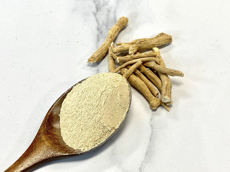 Ashwagandha sproszkowana i roślina obok